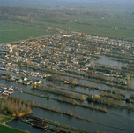 835374 Luchtfoto van recreatiehuisjes in de Kievitsbuurt, het legakkergebied in de Loosdrechtse Plassen te Breukelen.